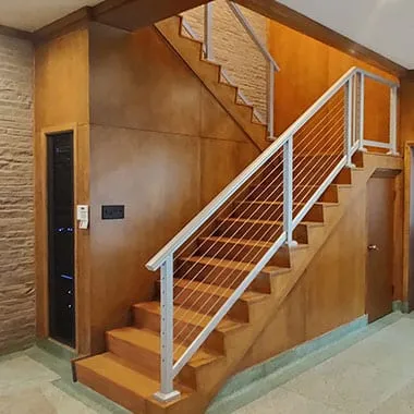 Mixed material railing with wood and aluminum